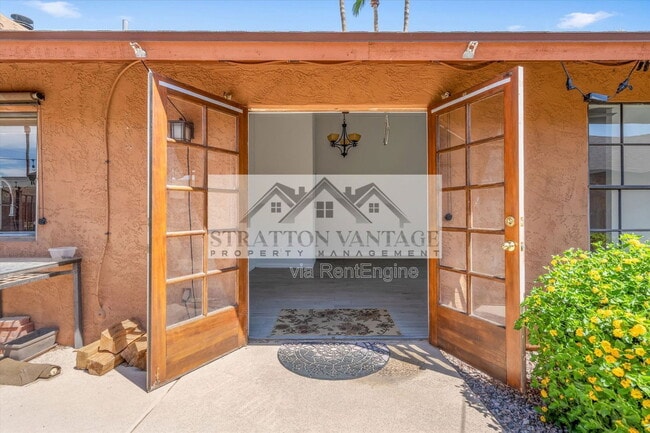 Building Photo - 2142 S Las Palmas