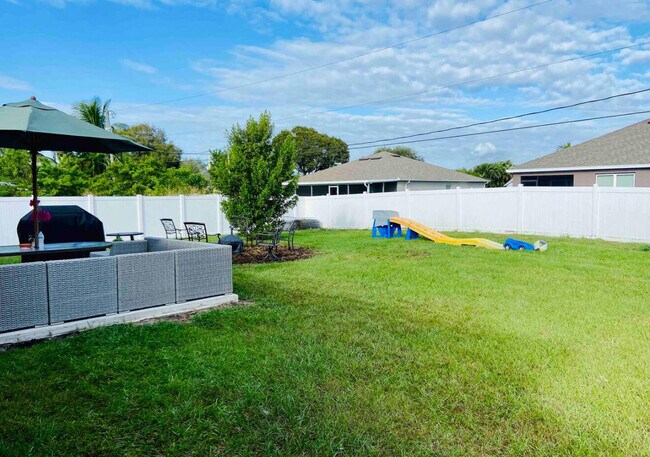 Building Photo - 479 SW Holden Terrace