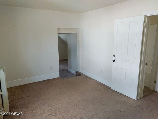 Building Photo - Spacious home