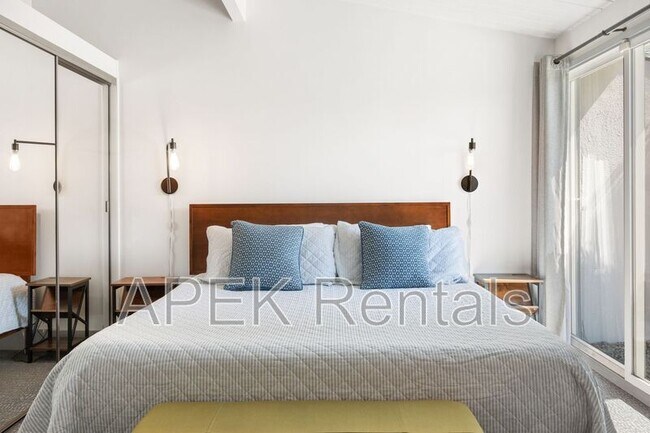 Building Photo - 915 E Racquet Club Rd