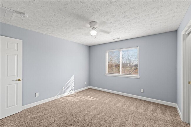 Building Photo - Cross Pointe Business Park***Walking Distance to Costco***2 Bedroom Apartment Promenade Developme...