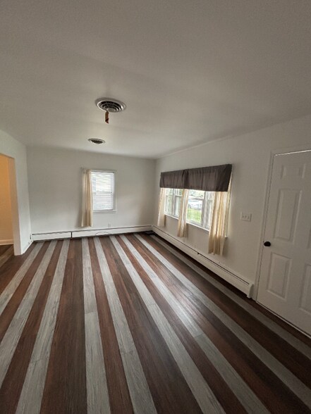 Building Photo - 319 Holly Ct