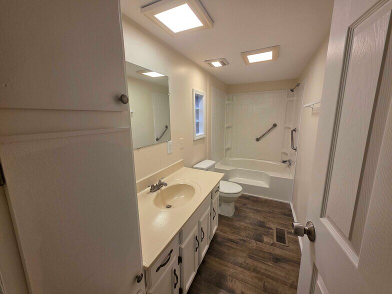 Building Photo - 3683 Pinoak St