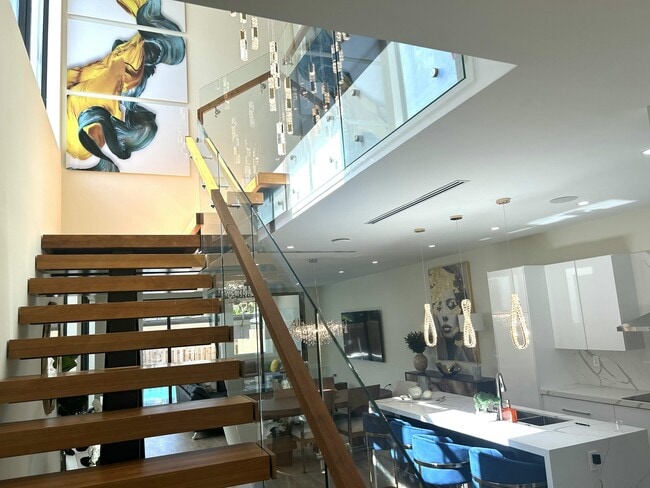 Building Photo - 1125 NE 17th Ave