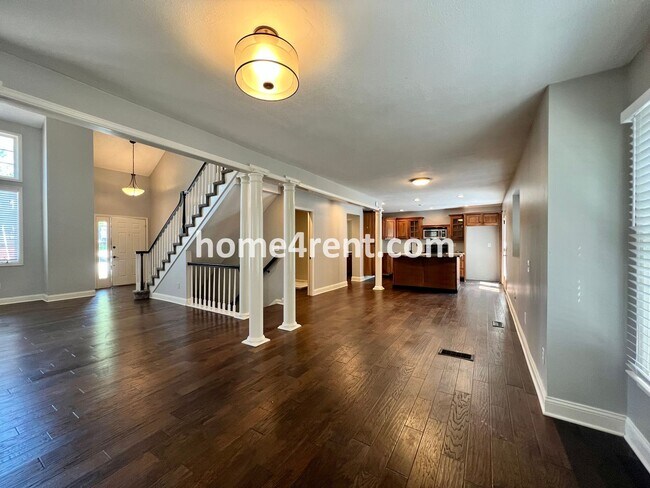 Building Photo - Maintenance Free Living w/ Hardwood Floors, Open Layout, Granite Counters, Finished Basement!