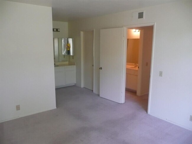 Building Photo - 2-Bedroom 1-Bathroom La Jolla UTC Condo wi...