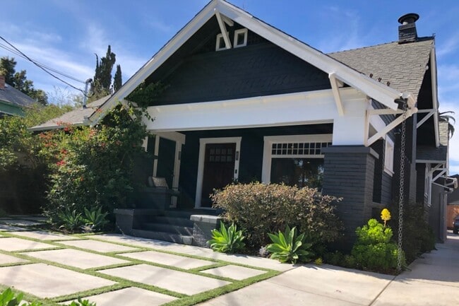 Building Photo - 833 Waterloo St