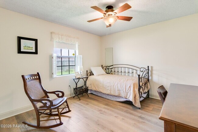 Building Photo - 215 Sleepy Hollow Dr