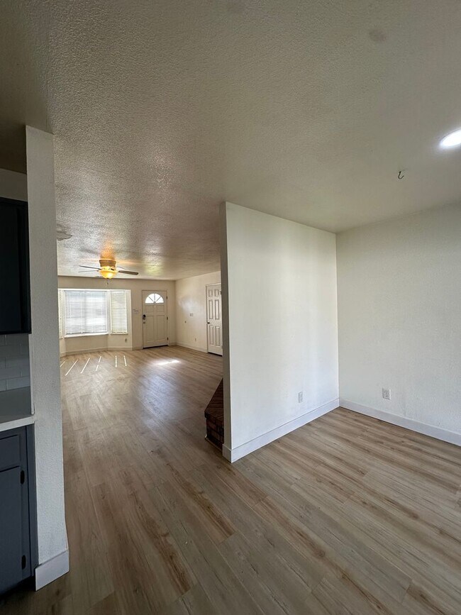 Building Photo - Charming Home Rent Ready !