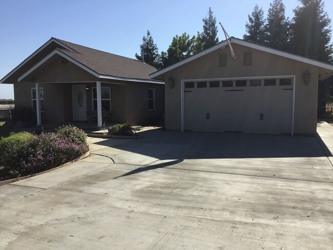 Building Photo - 5430 N Madera Ave