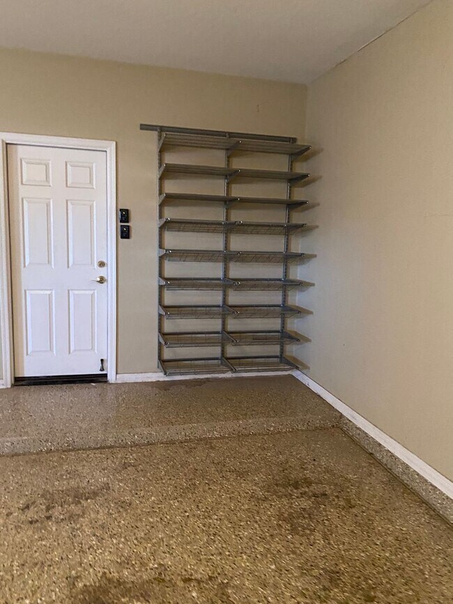 Building Photo - Beautiful 6 Bedroom - 4 Bath w/Private Poo...