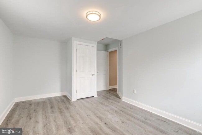 Building Photo - 608 E 9th St