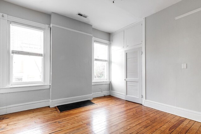 Building Photo - 305 N Vine St