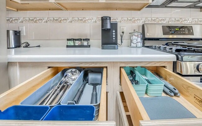 Building Photo - Short Term leases optionn4 Bedrooms 3 baths( near by Sunland Park Dr & Mesa St)