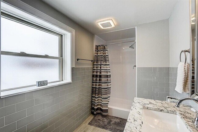 Building Photo - Updated Brookfield 4 bedroom home