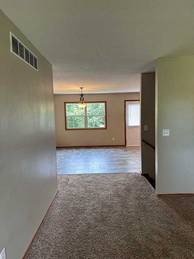 Building Photo - 4 Bed 2.5 Bath w/ Fenced Yard