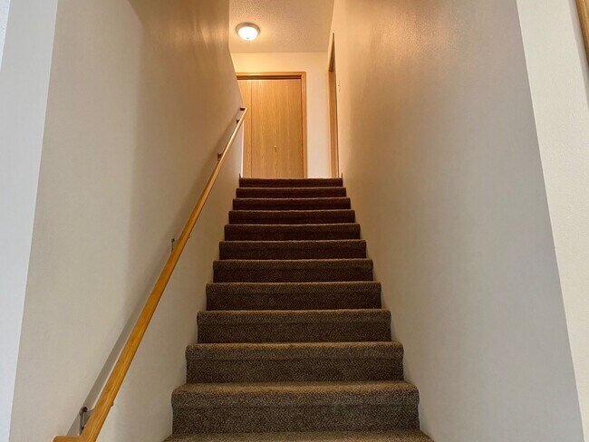 Building Photo - Spacious 4 Bedroom Townhome in Great Neigh...