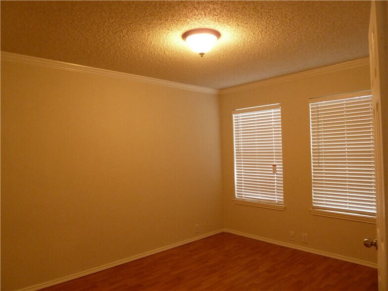 Building Photo - 4203 Falcon Dr