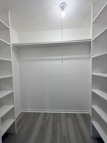 Building Photo - 1228 Oak Dr