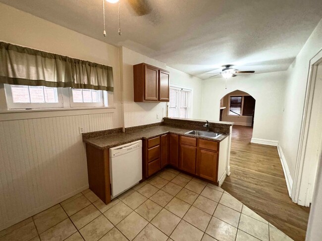 Building Photo - Nicely remodeled 2 bedroom 1 bath home in ...