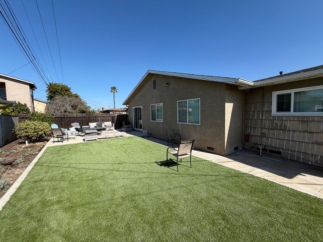 Building Photo - 5 Bedroom 3 Bath Home with a Great Yard!