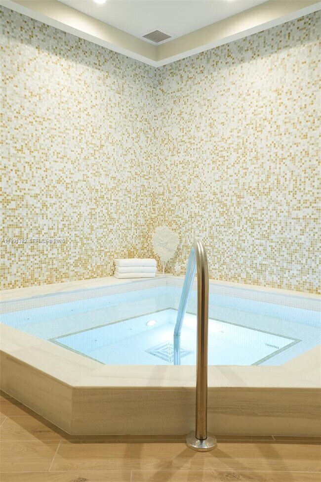 Building Photo - 733 Crandon Blvd