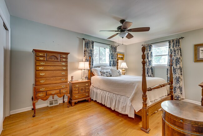 Building Photo - 318 Hollyberry Rd