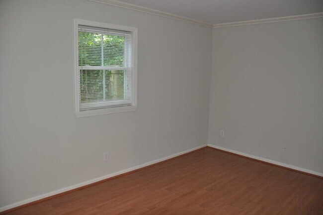 Building Photo - 1310-6 BrookstownAve-1BR/1BA-West End APT!!!