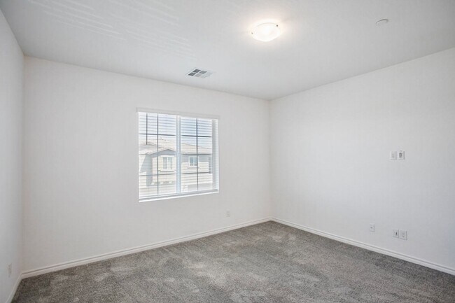 Building Photo - 3 Bed Townhome At Las Vegas Blv and St. Rose Pkwy