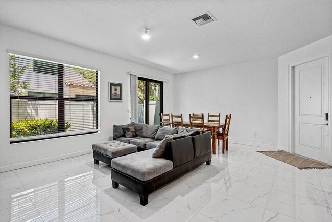 Building Photo - 4111 Plum Tree Ln