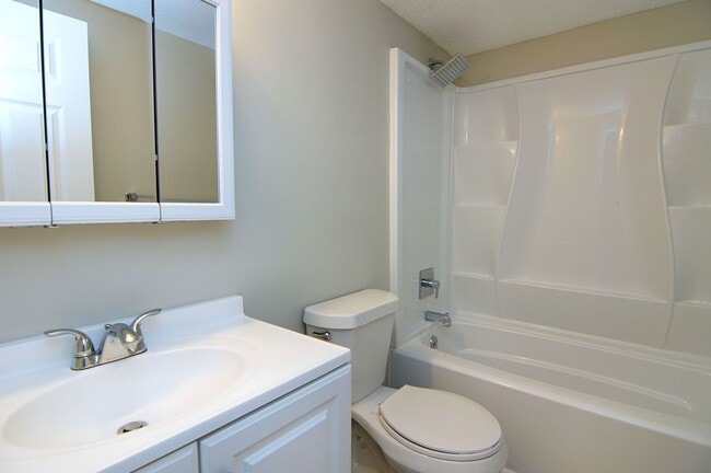 Building Photo - Parkridge Court Apartments - Newly Renovated - Washer & Dryer Hookups