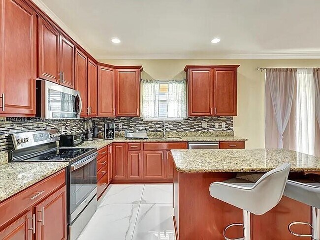 Building Photo - 1018 SW Eckard Ave