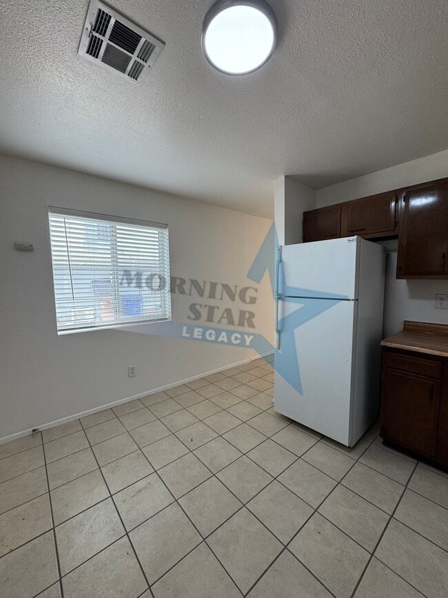 Building Photo - Cute 2-Bedroom Duplex
