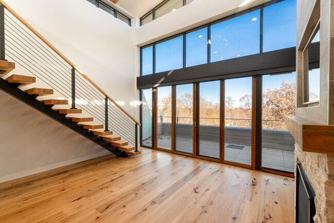 Building Photo - 215 E Pleasant St