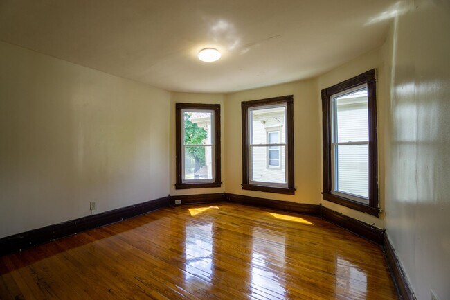 Building Photo - AVAILABLE 8/1/26 - Bright, Beautiful Flat ...