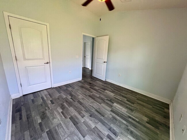 Building Photo - Charming House with 3 bedroom and 2 bathro...
