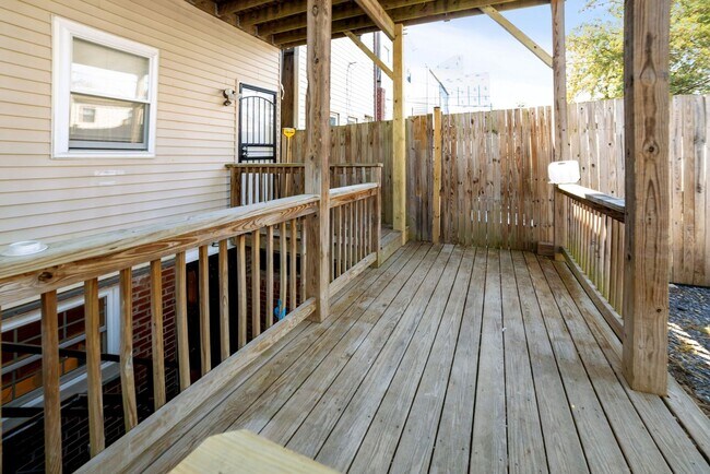 Building Photo - 1 Month Off! Available Now!  // 3bedroom 2.5 bathroom Condo// Trinidad//Private Parking Included