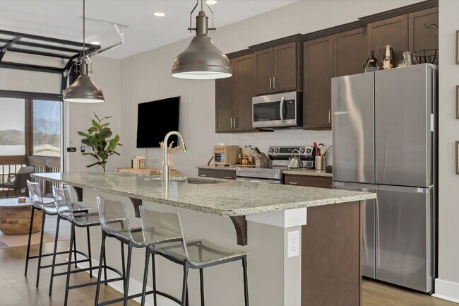 Building Photo - Better-than-new townhome in Highlands at S...