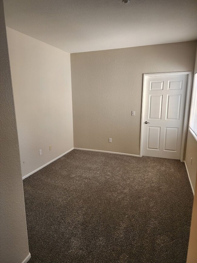 Building Photo - Upper Unit 3 Bedroom Condo with 1 Car Garage