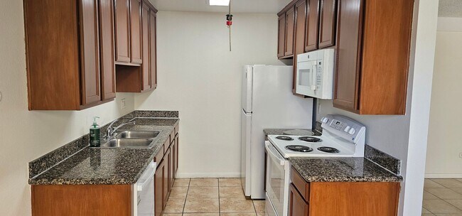 Building Photo - Remodeled 2bed 1.5 bath Ground level