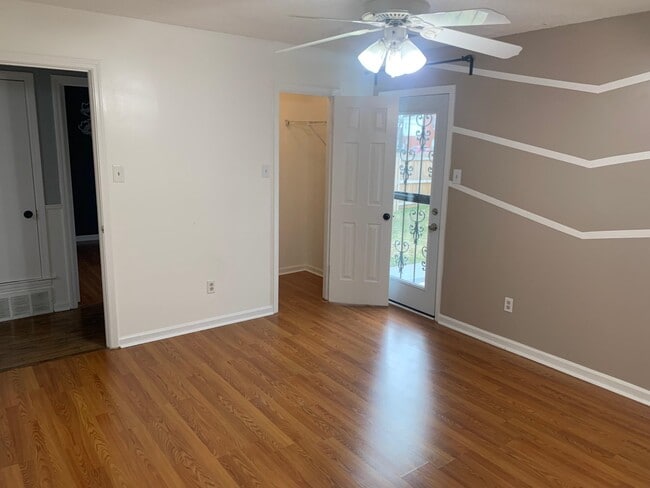 Building Photo - 5545 Oak Branch Cir N