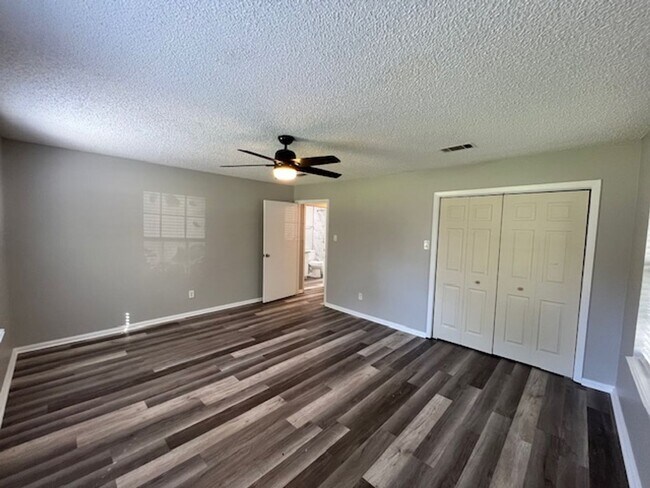 Building Photo - 16 Eastwood Dr