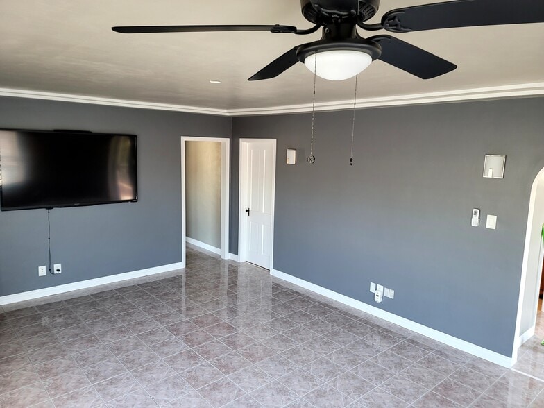 Building Photo - 3212 Live Oak St