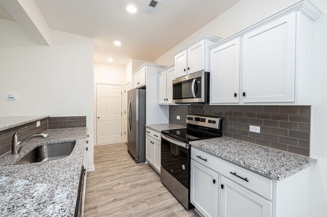 Building Photo - 3BD Townhome Convenient to Hwy 74/ Minutes to Bypass - MOVE IN READY