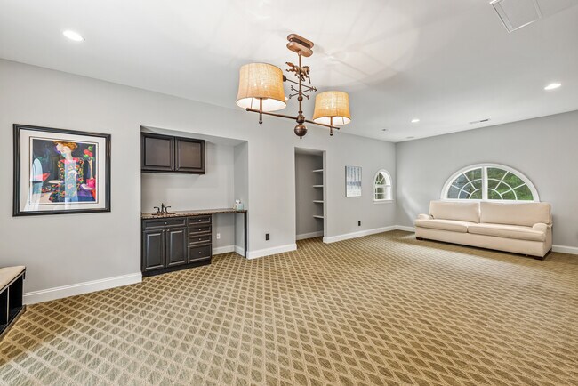 Building Photo - 405 Pondview Ct