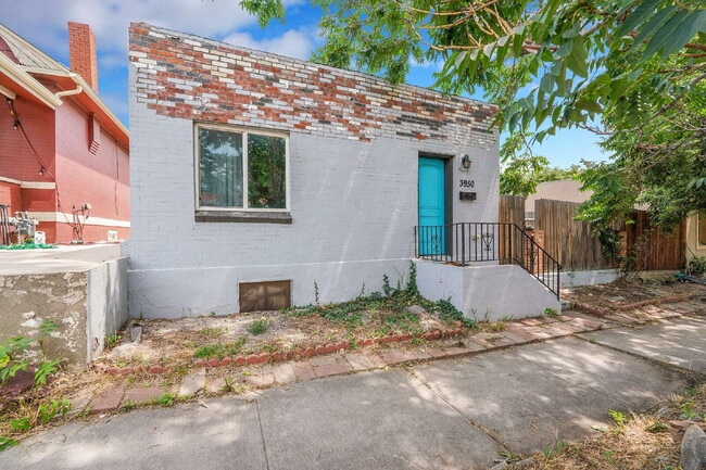 Building Photo - $2,395 - 2 Bed, 1 Bath Home in Denver with...