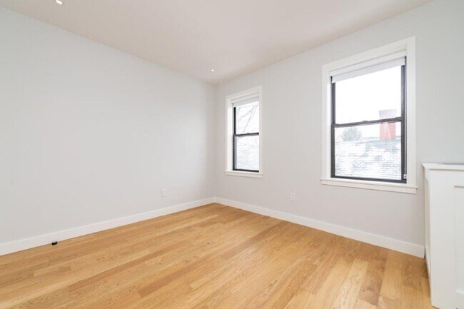 Building Photo - Great 1.5 Bed Located Close to Green Line and Dunkins'!