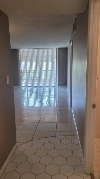 Building Photo - 404 NW 68th Ave