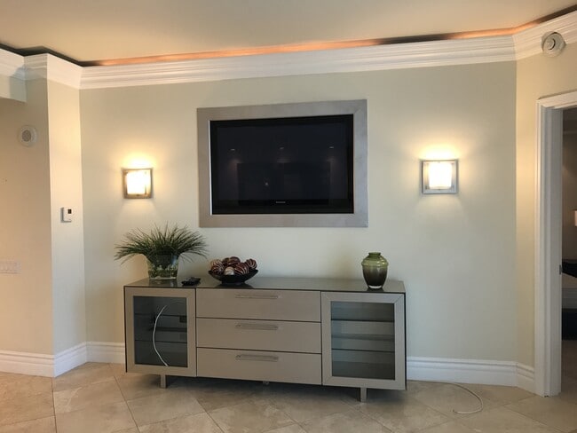 Building Photo - UNFURNISHED Turnberry Towers East-Phenomenal Upscale 1 Bdrm/1.5 Bath Condo on 17th Floor!