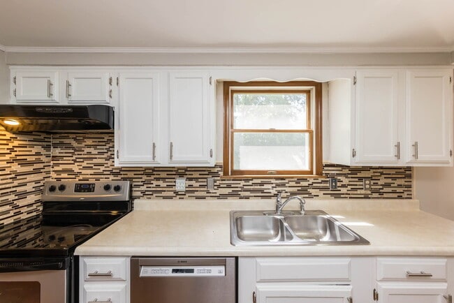 Building Photo - 8047 Simfield Rd